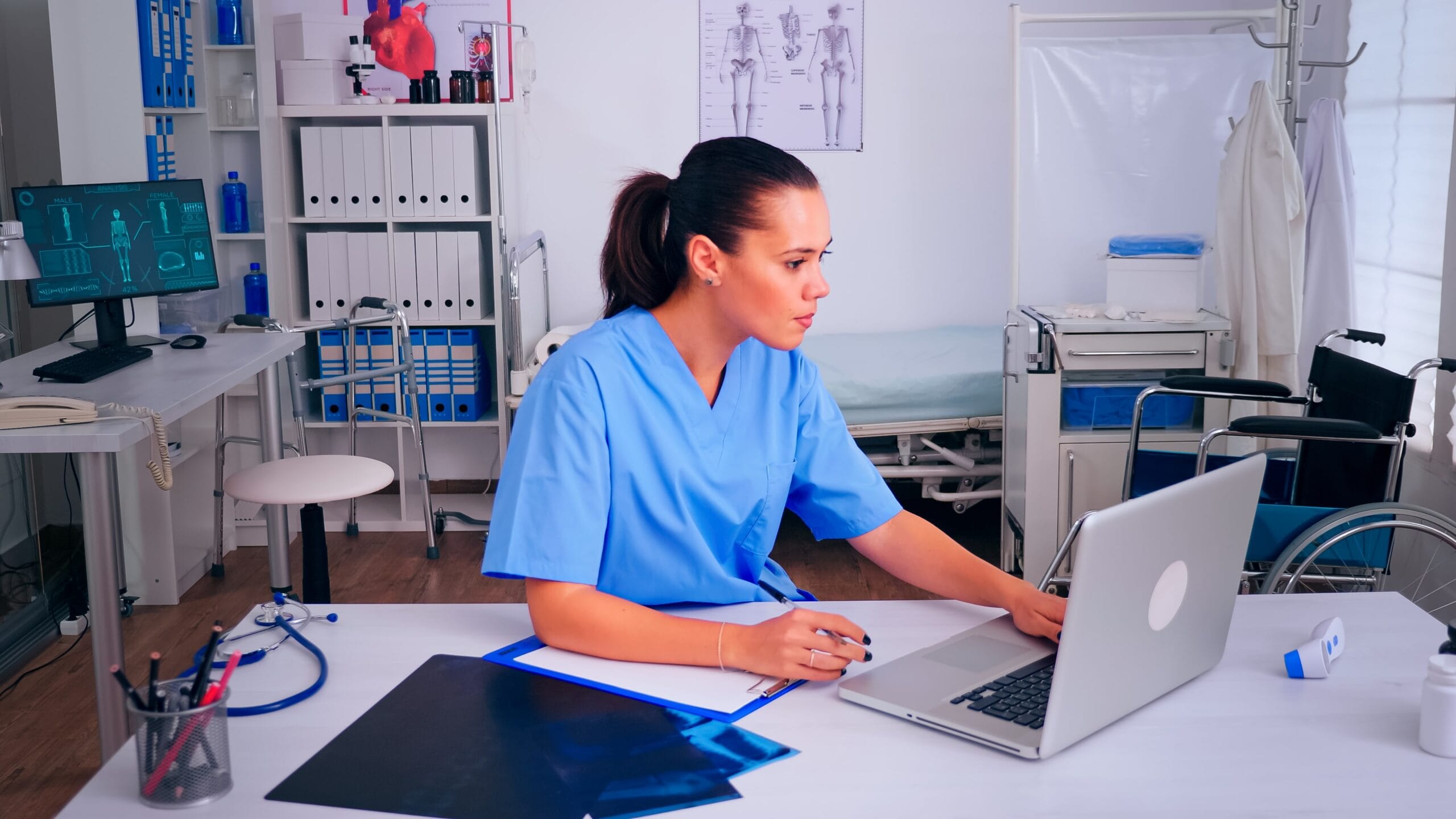 Nursing student using the best AI for nursing students in 2025 to study online in a clinical environment